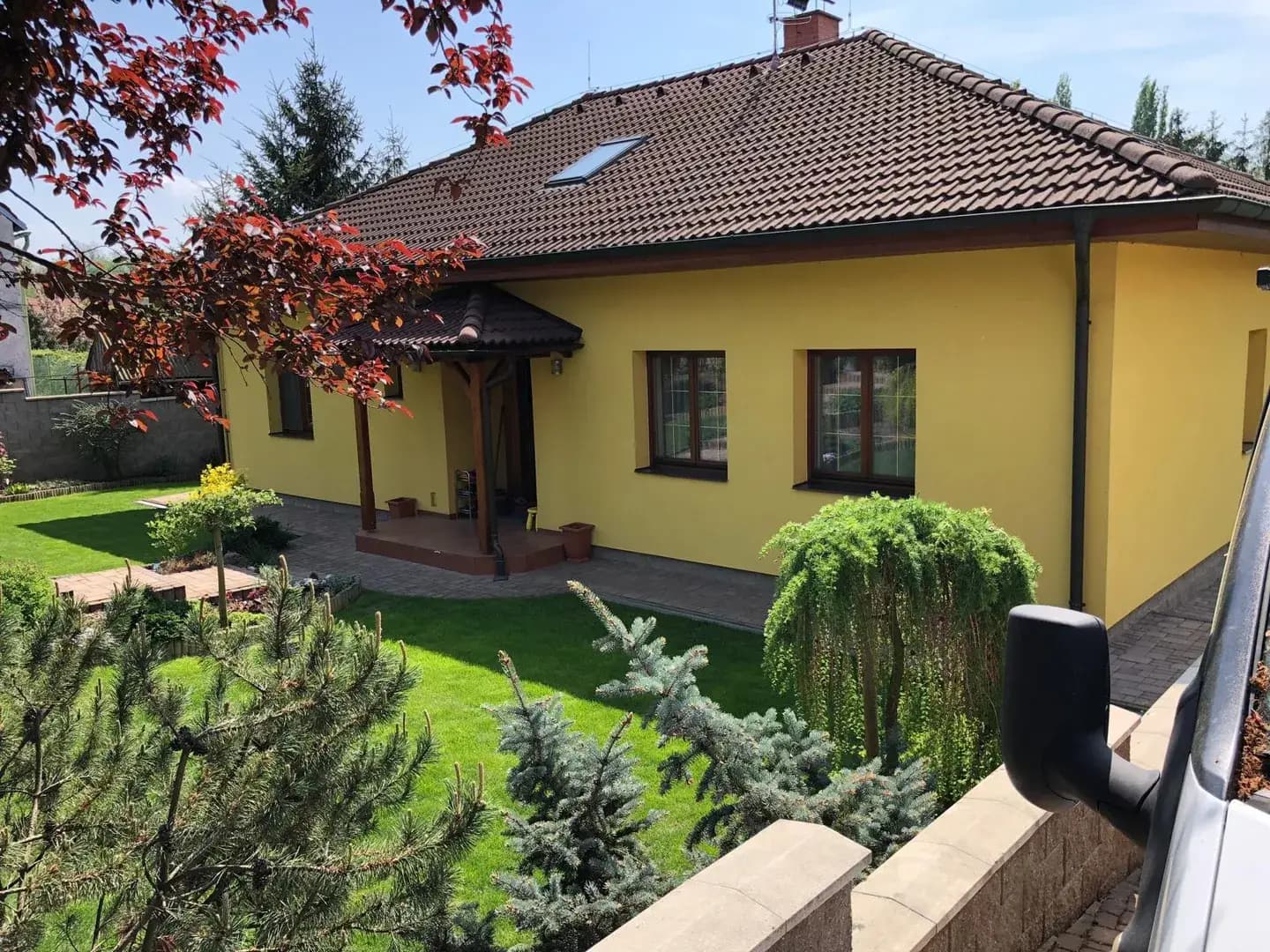Dokončený rodinný dům s upravenou zahradou