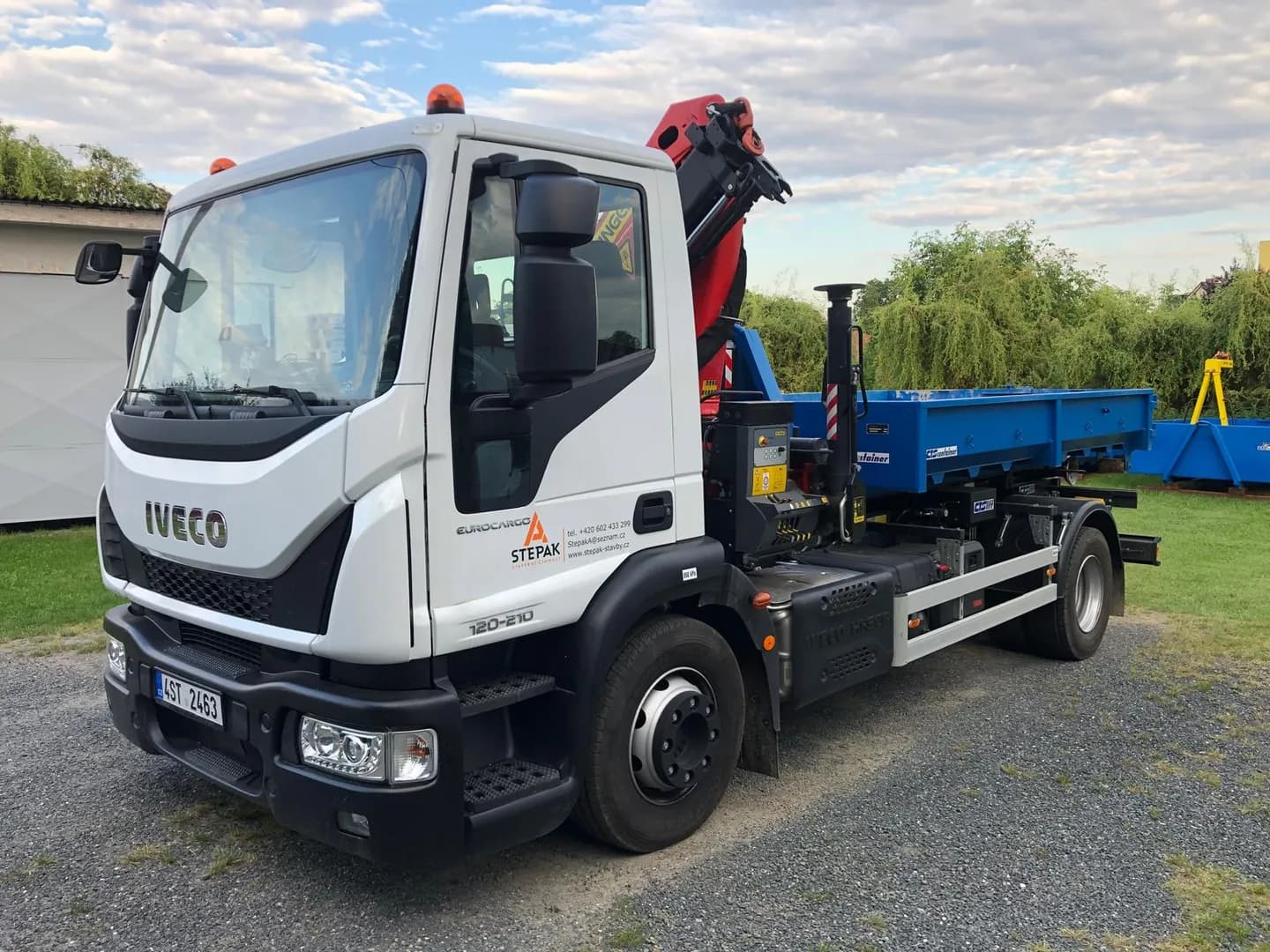 Nákladní vůz Stepak Stavby s hydraulickou rukou a kontejnerem