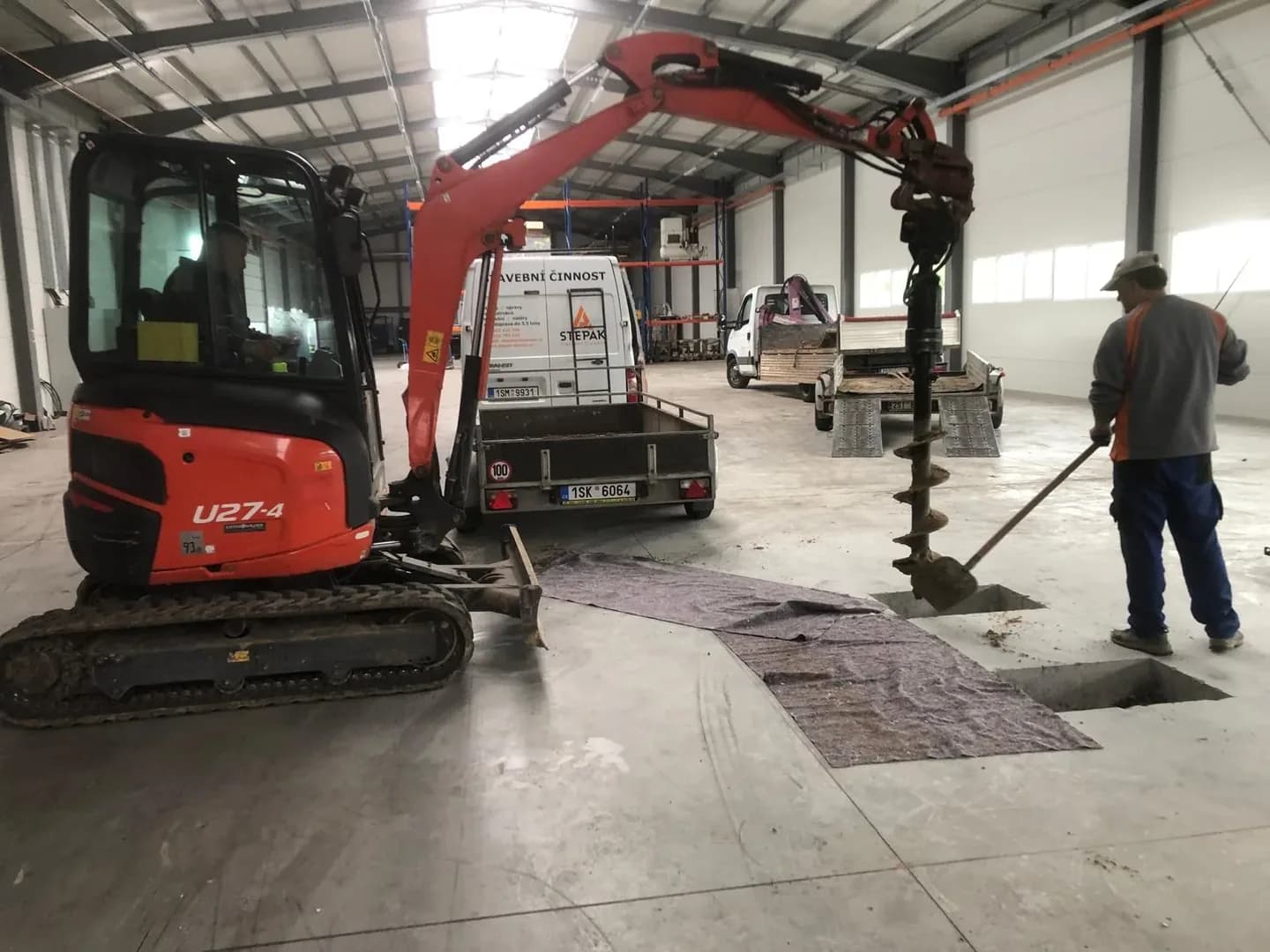 Práce vlastní technikou v provozní hale